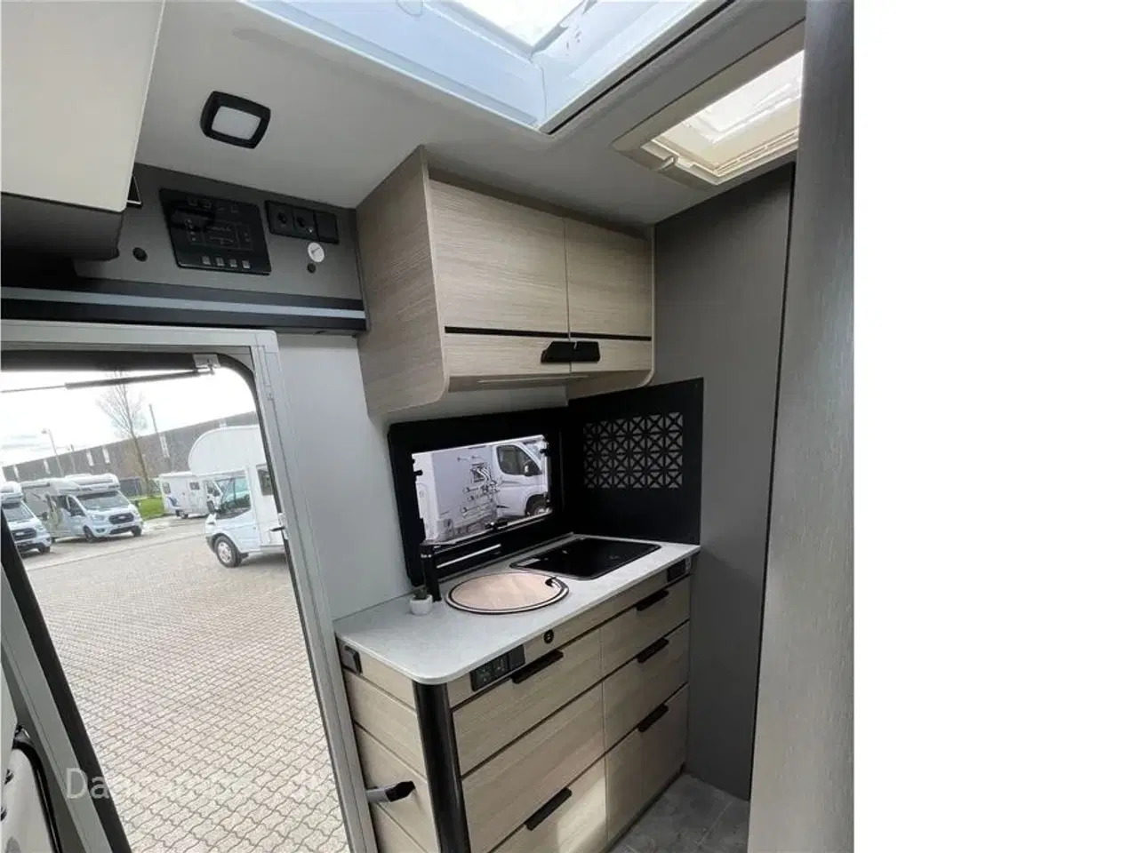 Billede 19 - 2024 - Chausson X650 Exclusive line   Unik cross-over model! Camper med stor Lounge og siddegruppe, sænkeseng, stor garage, Artic-, Connect-, Tilbehørs- og Safetypakke,