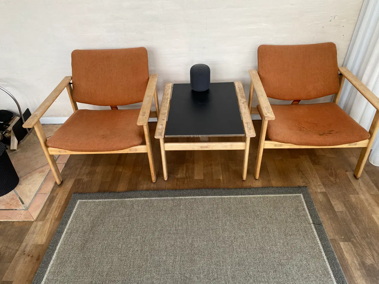 Billede 1 - Fritz Hansen 2 stole og 1 sidebord (Sælges samlet)