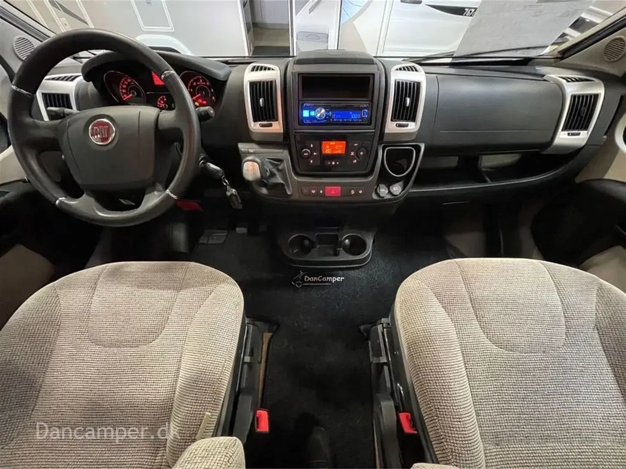 Billede 16 - 2020 - Hymer Tramp CL 698   Fiat Hymer T 698 CL QB, interiør med look af kirsebærtræ, flot, 150 Hk og automatgear. Kun kørt 9.700 km