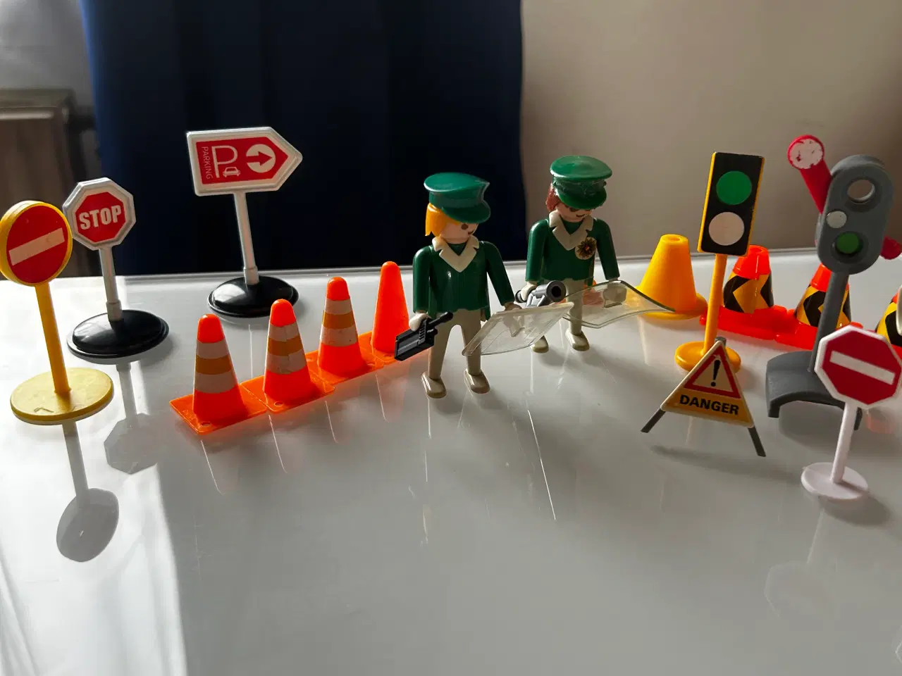 Billede 3 - Playmobil vej skilte med figurer