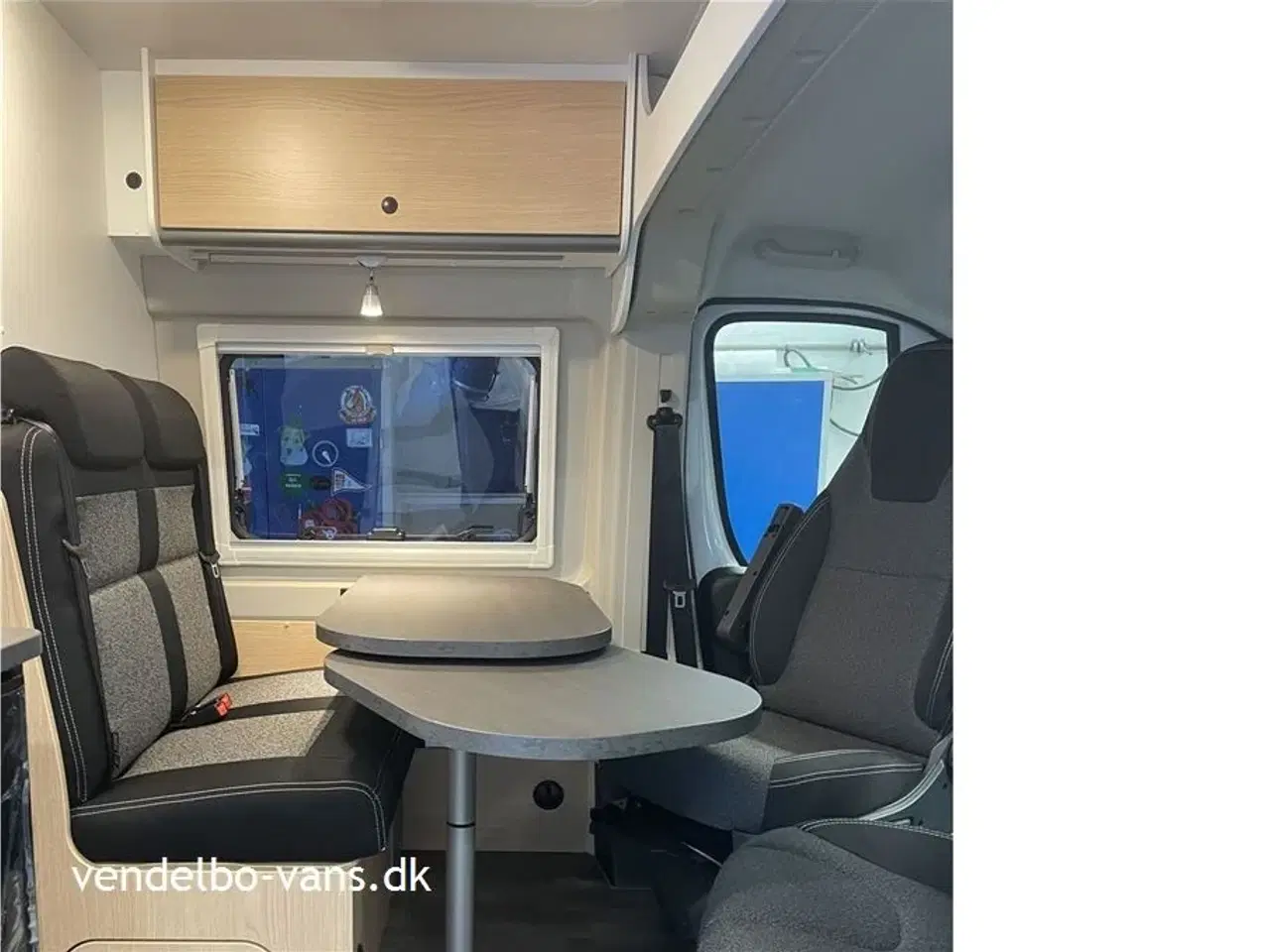Billede 18 - 2024 - SunLight Cliff 601   Modellen under 6 meter med 2 x dobbeltseng i bag