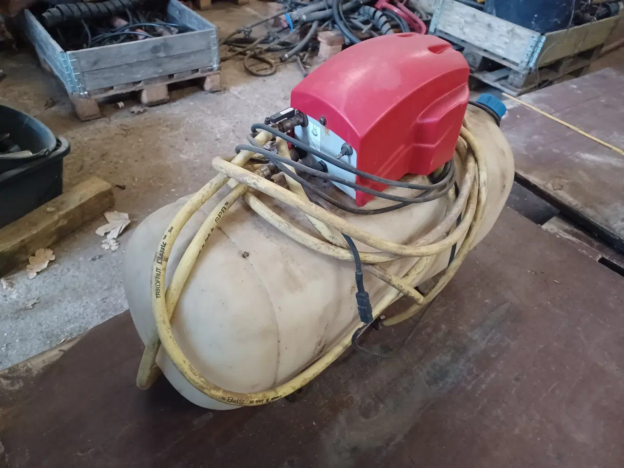Billede 2 - Vandtank med pumpe