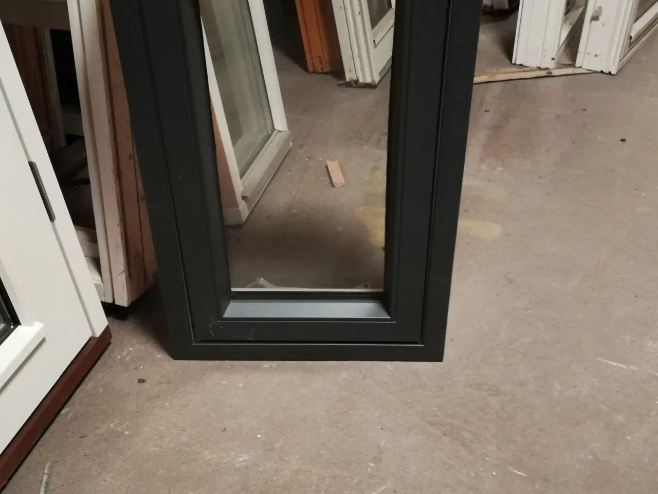 Billede 1 - NY LILLE ALU/TRÆVINDUE TOPSTYRET 43x69, KR. 1100,-