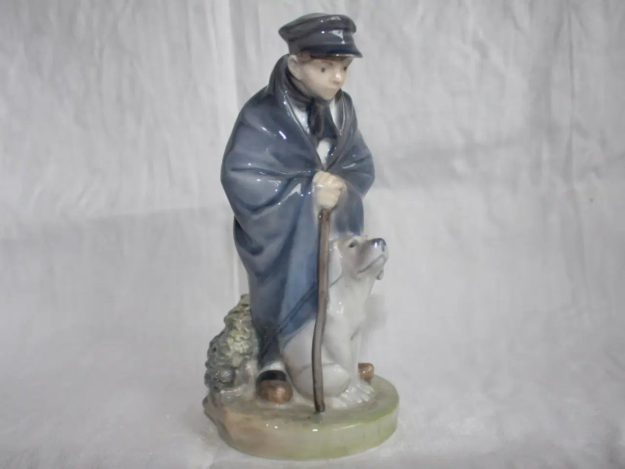Billede 1 - Hyrde med hund. Figur fra Royal Copenhagen