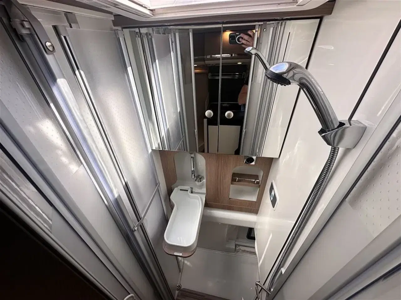 Billede 18 - 2023 - Carthago Malibu Van Compact 540 DB   Rummelig Van på kun 540cm Kørt KM 5900
