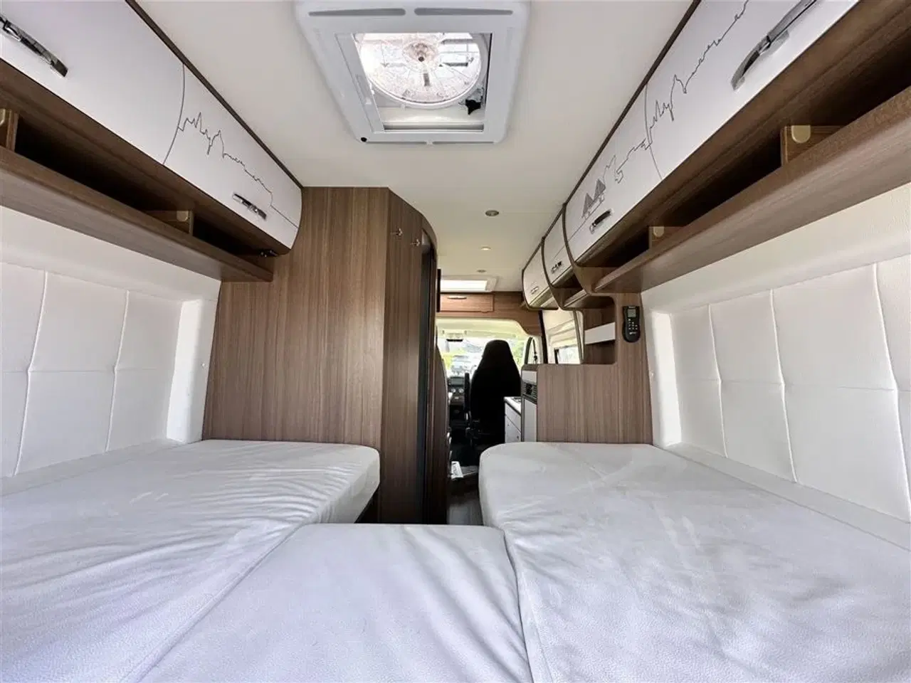 Billede 4 - 2021 - Bravia 636 140 Hk Edition 30   Campervan med langsgående senge og god indretning Kørt 20,500 Km.