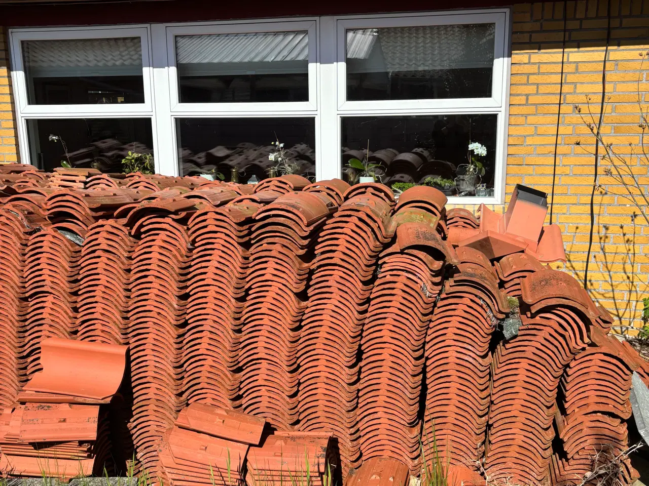 Billede 3 - Ca 2500 røde tagsten inkl rygsten
