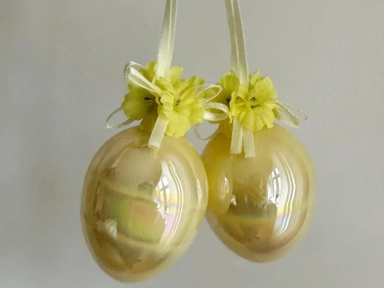 Billede 2 - Iriserende æg, gult m blomster, 2 stk samlet