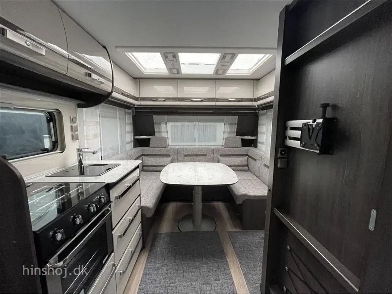 Billede 16 - 2024 - Fendt Diamant 560 DW   Fendt Diamant med stort badeværelse med særskilt brusekabine fra Hinshøj Caravan