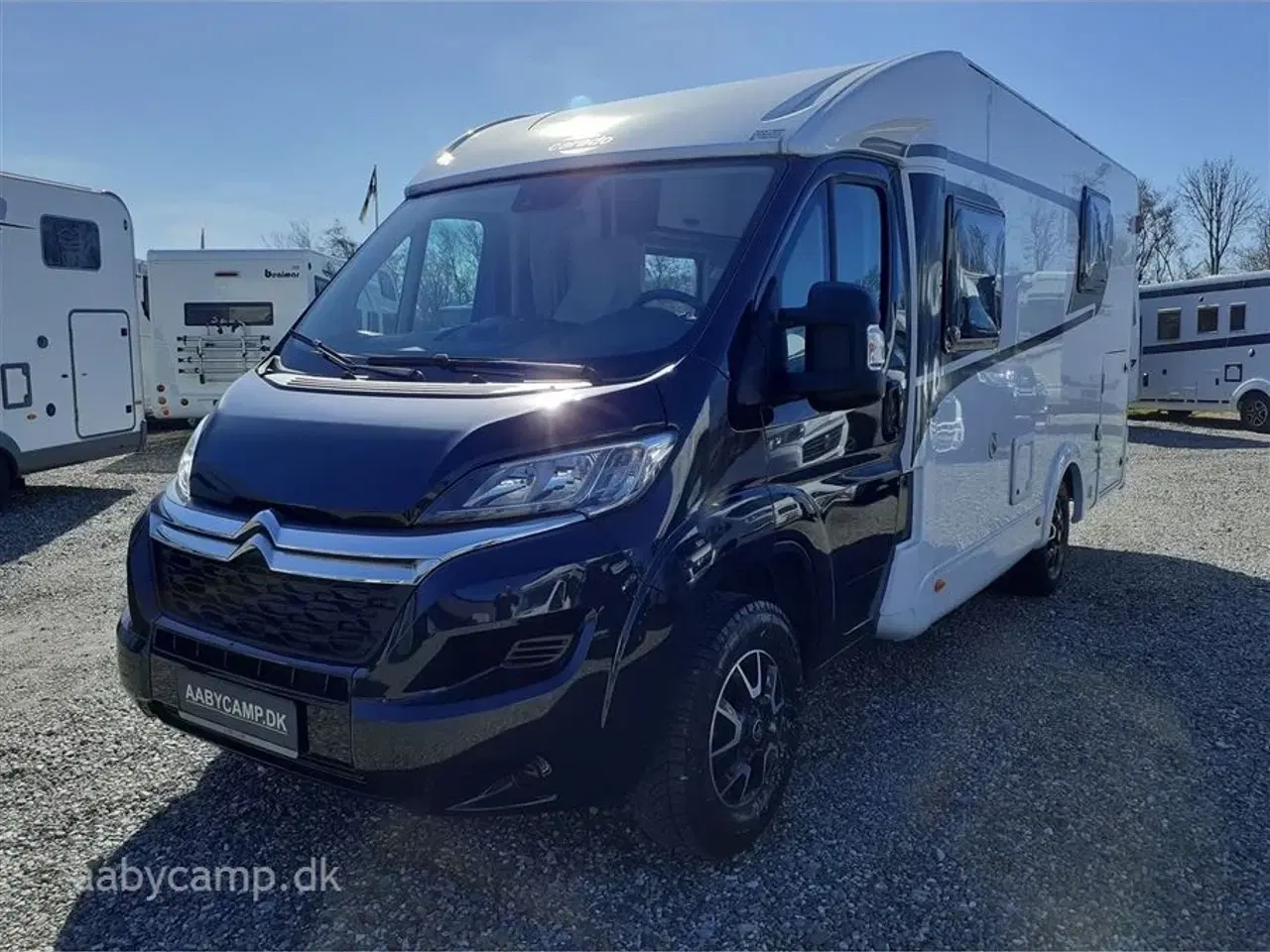 Billede 4 - 2020 - Carado V339 Europa Edition   Markise. batteri.elektrisk indgangstrin.cykelstativ.helårsdæk.Queensbed.Fyldegas tank.