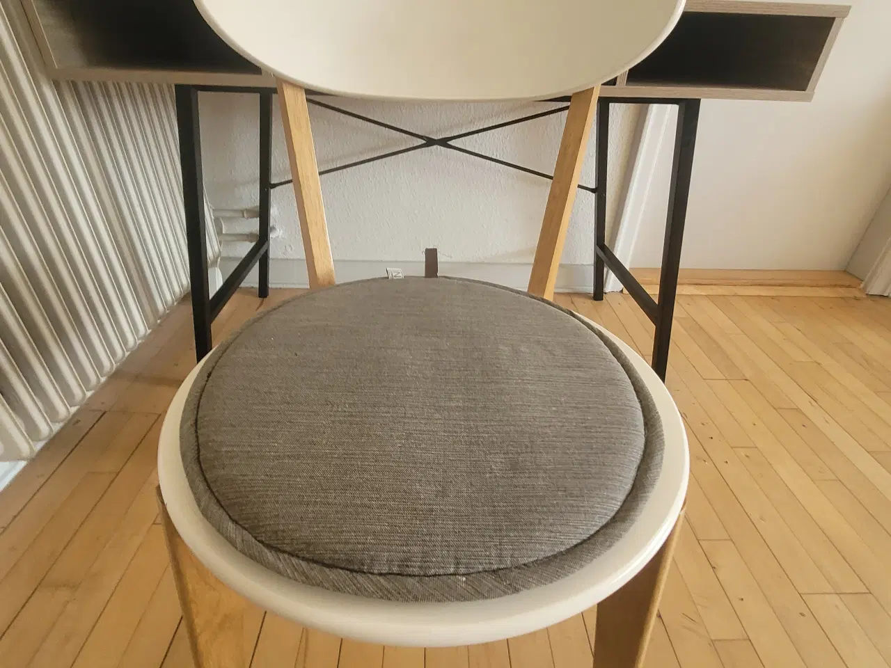 Billede 4 - Skrivebord + stol 295 kr.
