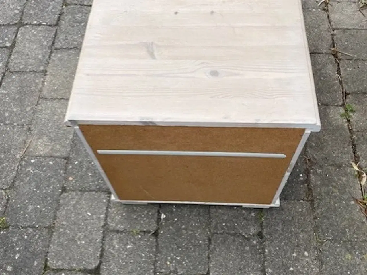 Billede 3 - Sengebord i Fyrretræ