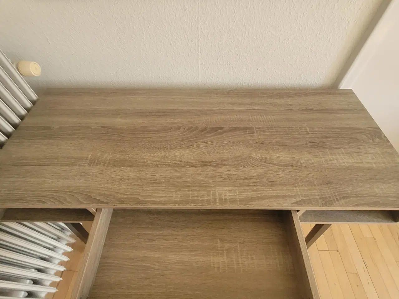Billede 4 - Skrivebord + stol 295 kr.