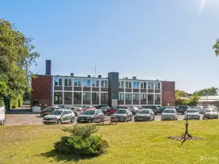 Nyistandsat og velbeliggende kontorlejemål i Glostrup med let tilgang fra motorvejsnettet.
