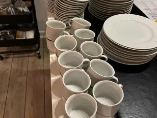 Kopper og kagetallerkener + diverse tallerkener 