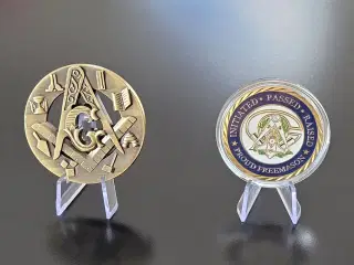2 forskellige frimurer medaljer med 2 holdere