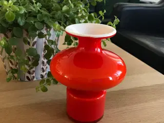 Holmegaard - Rødlig vase i mundblæst glas -Carnaby