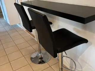 Barstole 2 stk. inkl. barhylde/hylde