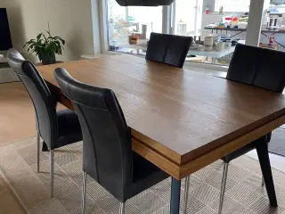 Spisebord i egetræ 