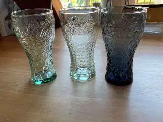 Coca Cola glas i farvede varianter og størrelser
