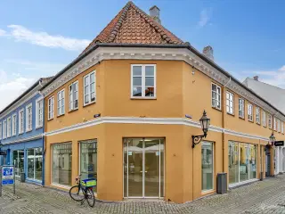 Flot hjørnebutik med bedste beliggenhed og kæmpestor facade
