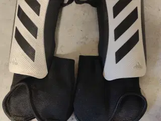 Benskinner adidas str S og fodboldstrømper