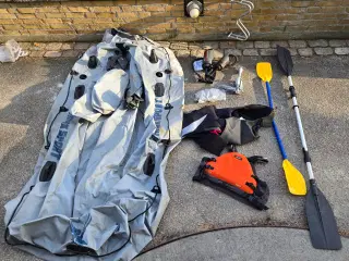 Båd, anker, årer, vest og vaddragter. Byd endelig.