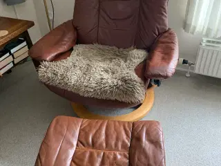 2 stressless stole, den ene med skammel