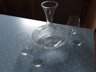 Vinkaraffel deru og 4 glas