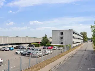 Moderne kontor med lagermulighed i attraktivt erhvervsområde