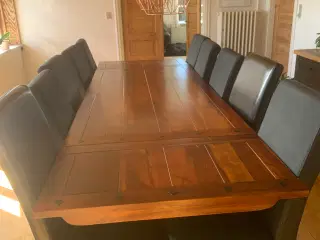Spisebord med stole 