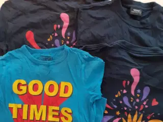 4 t-shirts, str. 128, 1 blå og 3 sorte.