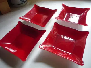 4 postkasserøde glas asietter