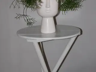 Gammel hvidmalet blomstersøjle.
