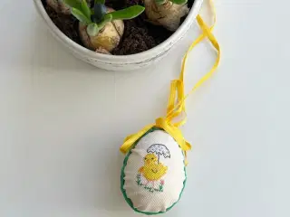 Påskeæg m broderet kylling og bånd