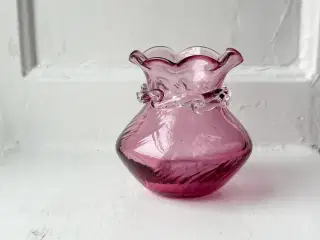 Pilgrim, lyselilla minivase m flæser, 1966-72, NB