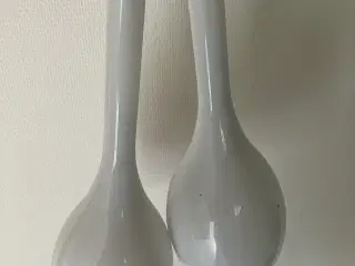 To glaslamper med hvidt glas