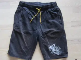 Str. 152, næsten nye shorts