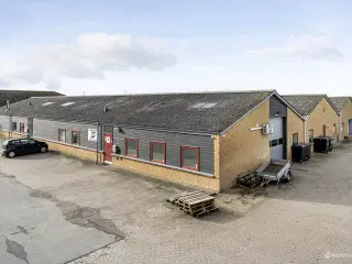 243 m² lager/kontor i større erhvervspark