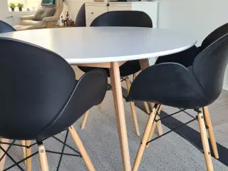 Rundt spisebord m. stole