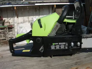 Motorsav m. sikkerhedsudstyr.