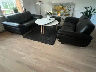 Sorte skind sofa’er med puf 
