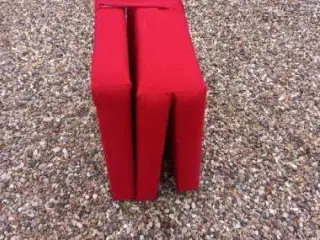 RØD MADRAS  70 X 180 PRIS 125,-
