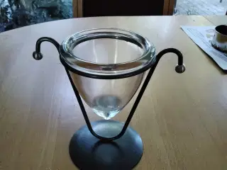 Glasvase i metalstativ