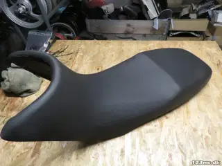 Sæde, Aprillia RST1000 Futura