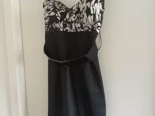 SMUK SORT/HVID COCKTAIL KJOLE STR L