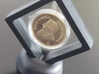 Krugerrand medalje i uædelt metal i bordholder 