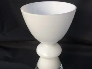 Hvid opaline vase Holmegård