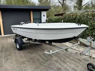 Styrepultsjolle inkl. motor og trailer