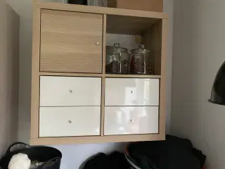 Skab med ophæng.